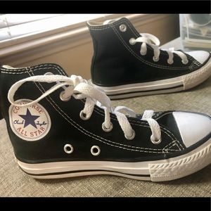 Used once kids 11 converse ! Good condition